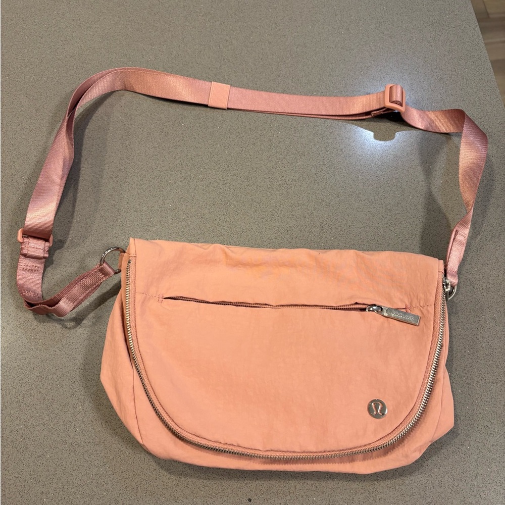 Lululemon pink pastel All Night Festival bag zip top